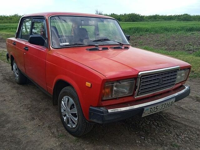 Красный ВАЗ 2107, объемом двигателя 1.5 л и пробегом 250 тыс. км за 800 $, фото 1 на Automoto.ua