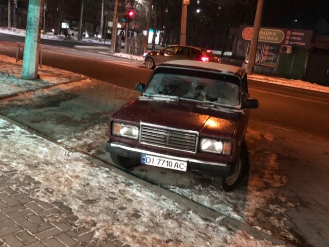 Красный ВАЗ 2107, объемом двигателя 1.5 л и пробегом 400 тыс. км за 450 $, фото 1 на Automoto.ua