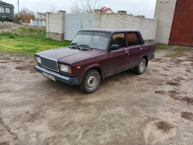 Красный ВАЗ 2107, объемом двигателя 1.5 л и пробегом 80 тыс. км за 1200 $, фото 1 на Automoto.ua