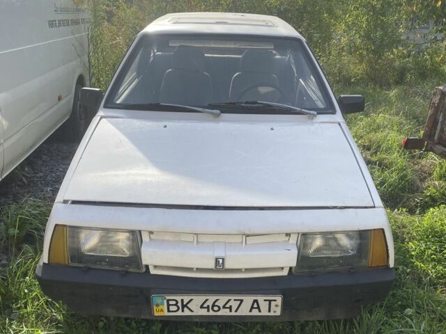 Белый ВАЗ 2108, объемом двигателя 1.3 л и пробегом 777 тыс. км за 400 $, фото 1 на Automoto.ua
