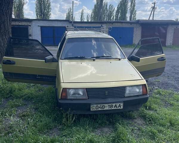 Желтый ВАЗ 2108, объемом двигателя 1.3 л и пробегом 341 тыс. км за 677 $, фото 1 на Automoto.ua