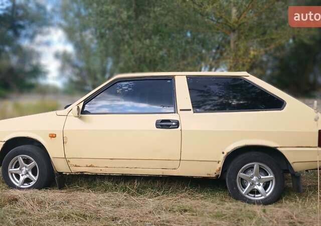 Желтый ВАЗ 2108, объемом двигателя 1.3 л и пробегом 1 тыс. км за 500 $, фото 1 на Automoto.ua