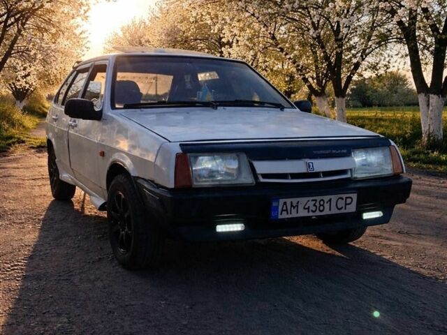 Белый ВАЗ 2109, объемом двигателя 5 л и пробегом 200 тыс. км за 372 $, фото 1 на Automoto.ua