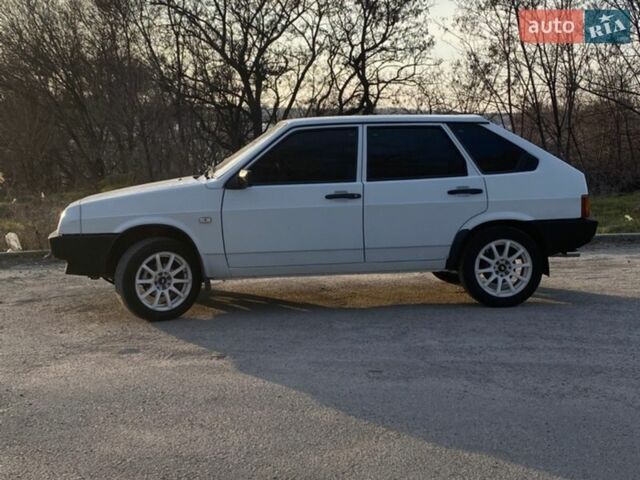 Белый ВАЗ 2109, объемом двигателя 1.3 л и пробегом 270 тыс. км за 1999 $, фото 1 на Automoto.ua