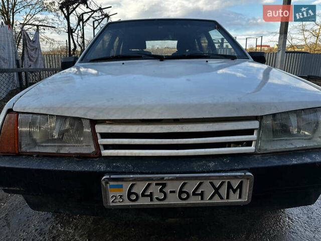 Белый ВАЗ 2109, объемом двигателя 1.5 л и пробегом 300 тыс. км за 700 $, фото 1 на Automoto.ua
