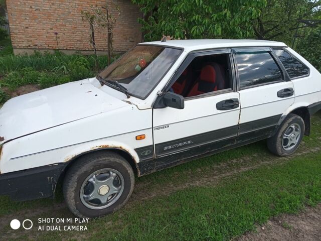 Белый ВАЗ 2109, объемом двигателя 1.3 л и пробегом 250 тыс. км за 1200 $, фото 1 на Automoto.ua