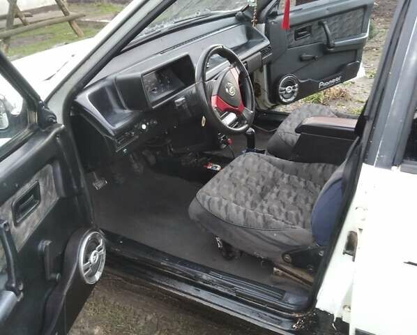 Белый ВАЗ 2109, объемом двигателя 1.3 л и пробегом 233 тыс. км за 1000 $, фото 1 на Automoto.ua
