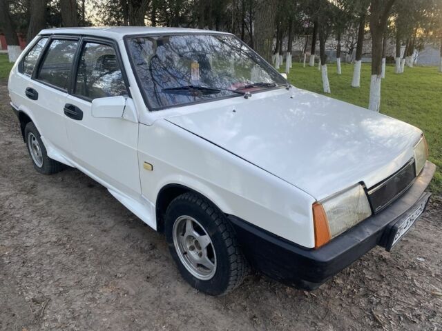 Белый ВАЗ 2109, объемом двигателя 1.5 л и пробегом 300 тыс. км за 899 $, фото 1 на Automoto.ua