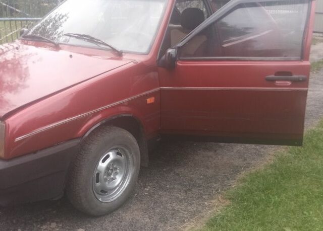 Красный ВАЗ 2109, объемом двигателя 8 л и пробегом 354 тыс. км за 596 $, фото 1 на Automoto.ua