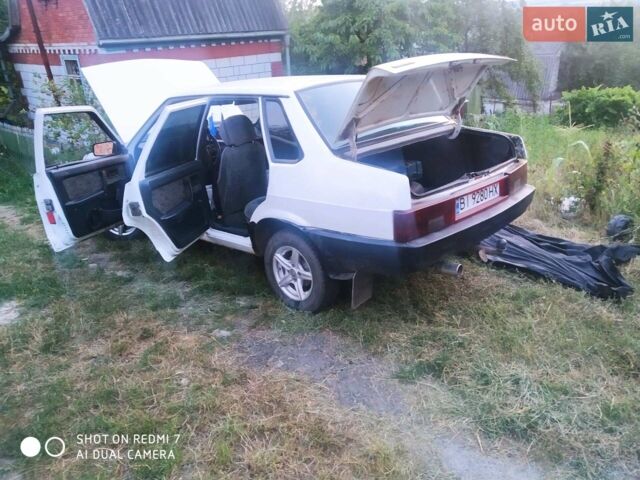 Белый ВАЗ 21099, объемом двигателя 1.5 л и пробегом 200 тыс. км за 1500 $, фото 1 на Automoto.ua
