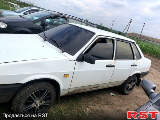 Белый ВАЗ 21099, объемом двигателя 1.5 л и пробегом 300 тыс. км за 1200 $, фото 1 на Automoto.ua