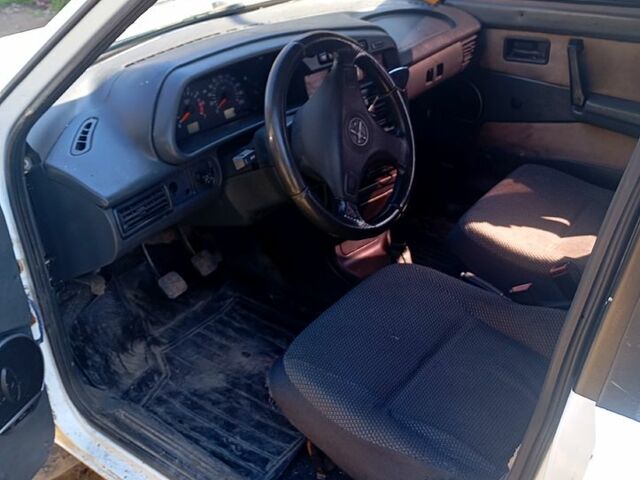 Белый ВАЗ 21099, объемом двигателя 1.5 л и пробегом 200 тыс. км за 1500 $, фото 1 на Automoto.ua