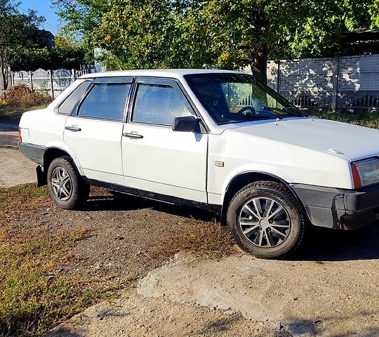 Белый ВАЗ 21099, объемом двигателя 1.5 л и пробегом 145 тыс. км за 1000 $, фото 1 на Automoto.ua