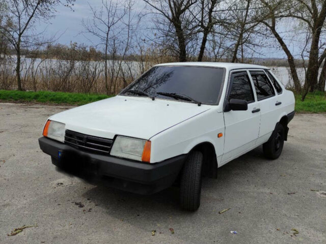 Белый ВАЗ 21099, объемом двигателя 1.5 л и пробегом 200 тыс. км за 1600 $, фото 1 на Automoto.ua