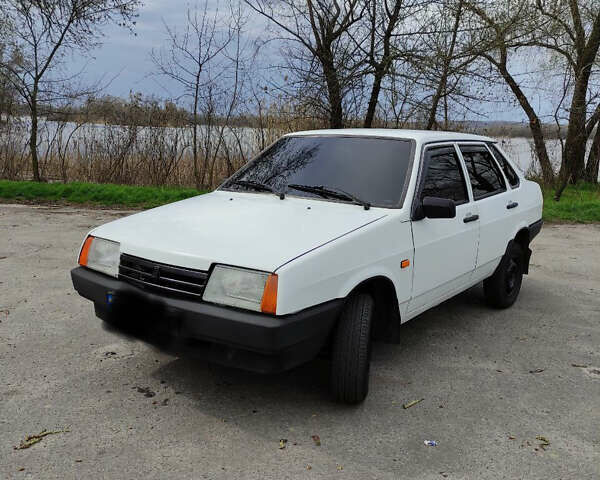 Белый ВАЗ 21099, объемом двигателя 1.5 л и пробегом 200 тыс. км за 1600 $, фото 1 на Automoto.ua