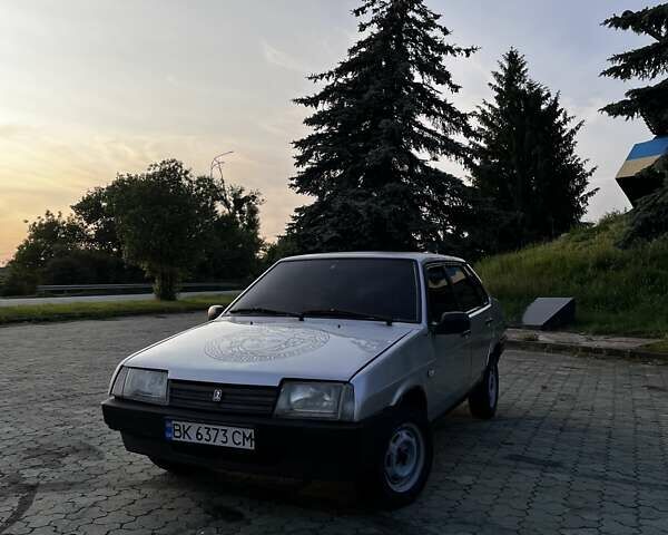 Серый ВАЗ 21099, объемом двигателя 1.5 л и пробегом 300 тыс. км за 999 $, фото 1 на Automoto.ua