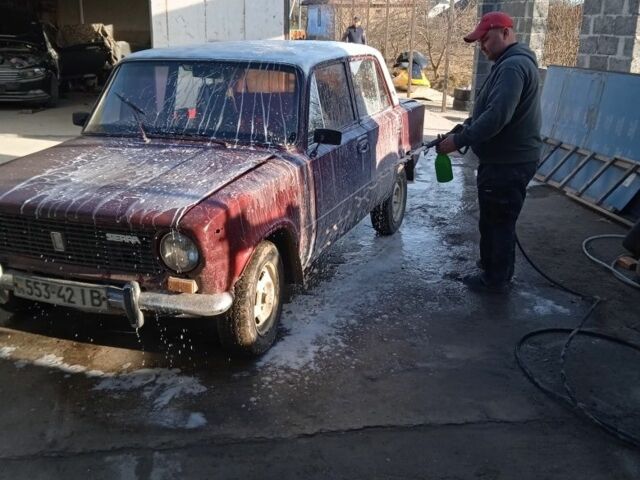 Красный ВАЗ 2111, объемом двигателя 8 л и пробегом 300 тыс. км за 246 $, фото 1 на Automoto.ua