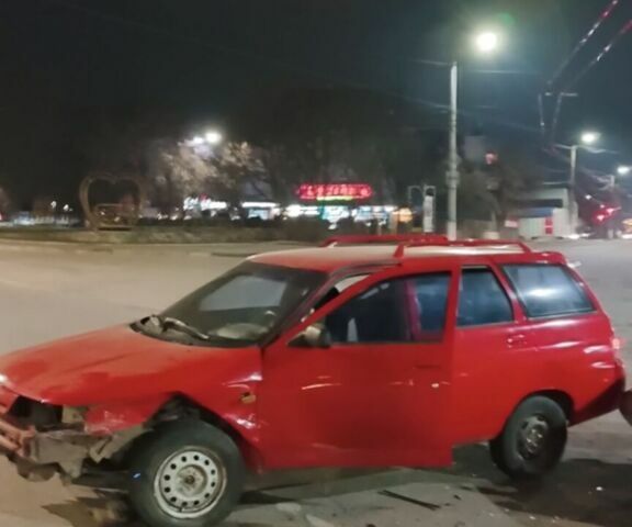 Красный ВАЗ 2111, объемом двигателя 1.6 л и пробегом 230 тыс. км за 700 $, фото 1 на Automoto.ua