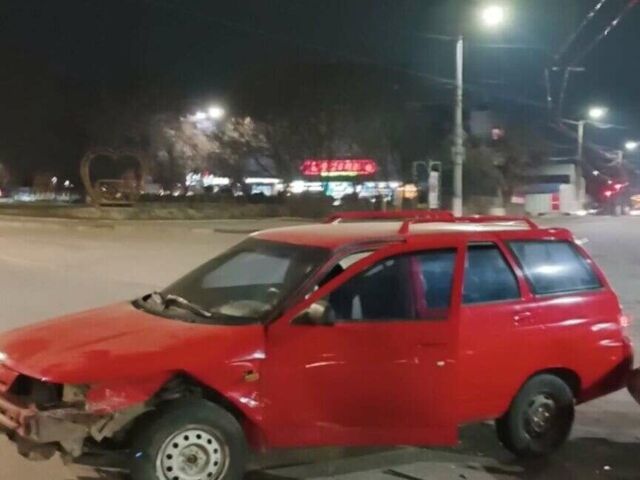 Красный ВАЗ 2111, объемом двигателя 1.6 л и пробегом 230 тыс. км за 700 $, фото 1 на Automoto.ua