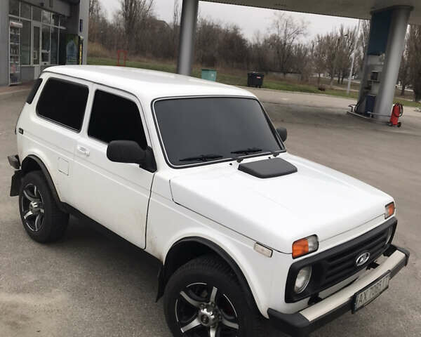 Белый ВАЗ 2121 Нива, объемом двигателя 1.6 л и пробегом 100 тыс. км за 3500 $, фото 1 на Automoto.ua