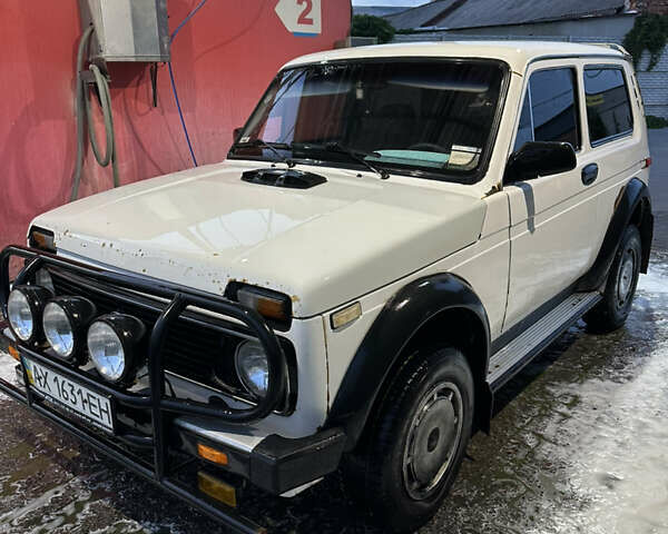 Белый ВАЗ 2121 Нива, объемом двигателя 1.7 л и пробегом 300 тыс. км за 1700 $, фото 1 на Automoto.ua