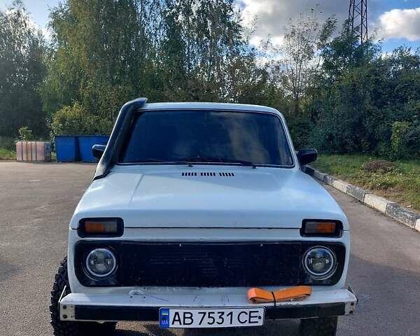 Белый ВАЗ 2121 Нива, объемом двигателя 1.57 л и пробегом 100 тыс. км за 2000 $, фото 1 на Automoto.ua