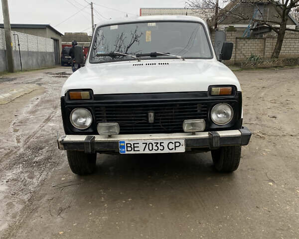 Белый ВАЗ 2121 Нива, объемом двигателя 1.58 л и пробегом 222 тыс. км за 1600 $, фото 1 на Automoto.ua