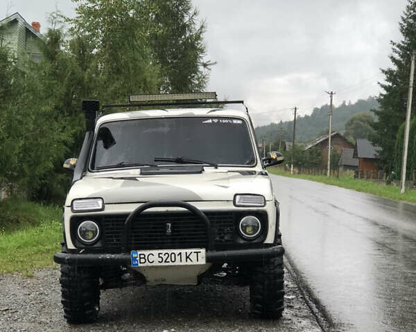 Белый ВАЗ 2121 Нива, объемом двигателя 1.6 л и пробегом 150 тыс. км за 2900 $, фото 1 на Automoto.ua