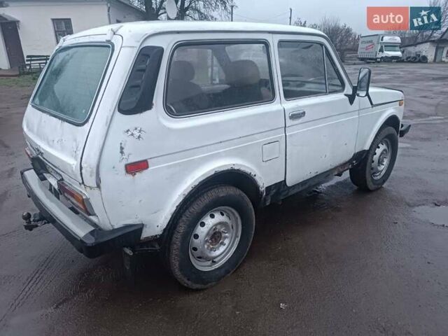 Белый ВАЗ 2121 Нива, объемом двигателя 1.6 л и пробегом 250 тыс. км за 1500 $, фото 1 на Automoto.ua