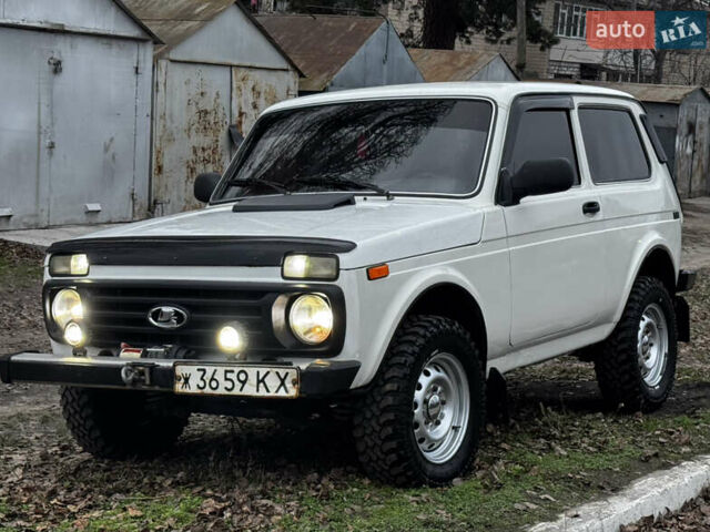 Белый ВАЗ 2121 Нива, объемом двигателя 1.6 л и пробегом 50 тыс. км за 2999 $, фото 1 на Automoto.ua