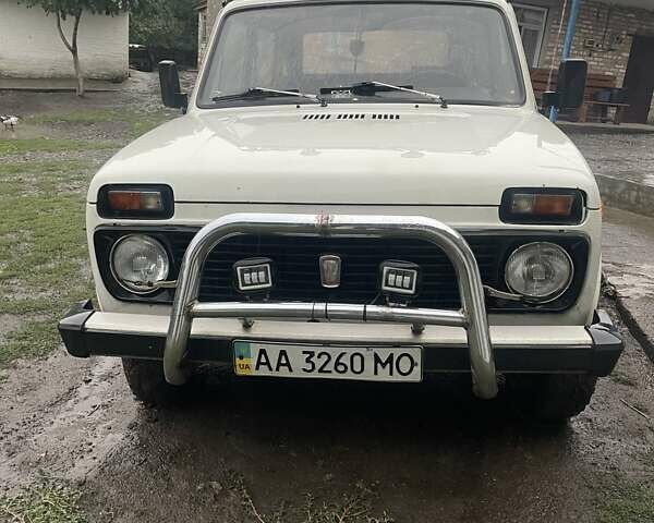 Белый ВАЗ 2121 Нива, объемом двигателя 1.6 л и пробегом 70 тыс. км за 3000 $, фото 1 на Automoto.ua