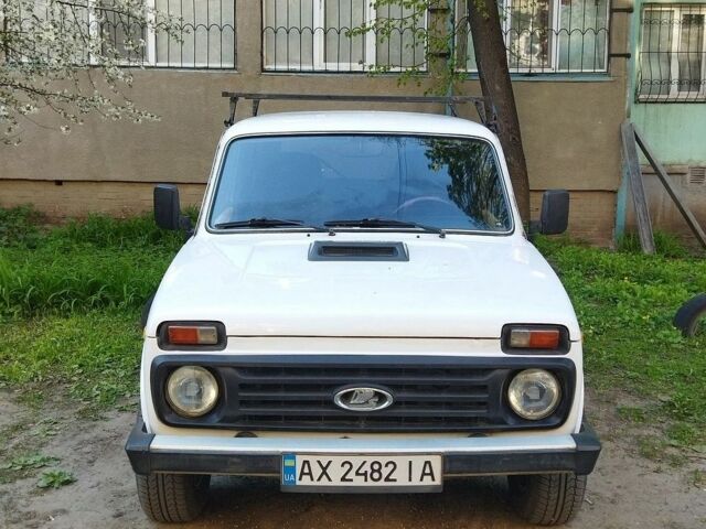 Белый ВАЗ 2121 Нива, объемом двигателя 1.6 л и пробегом 100 тыс. км за 2800 $, фото 1 на Automoto.ua