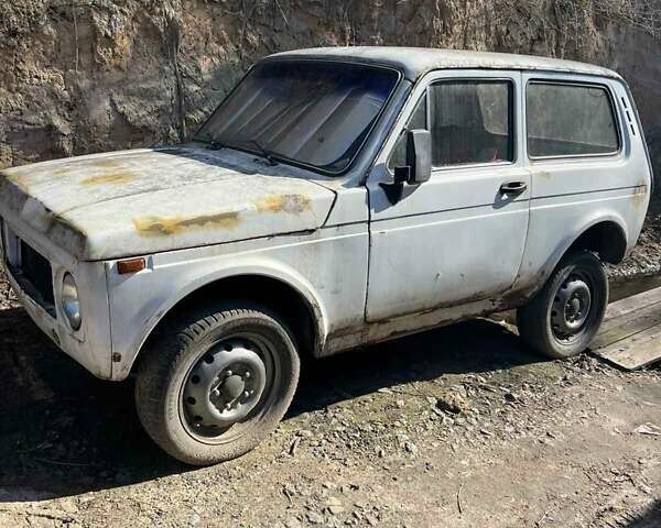 Белый ВАЗ 2121 Нива, объемом двигателя 1.7 л и пробегом 100 тыс. км за 1000 $, фото 1 на Automoto.ua