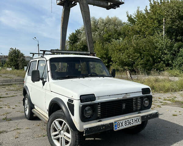 Белый ВАЗ 2121 Нива, объемом двигателя 1.6 л и пробегом 265 тыс. км за 1800 $, фото 1 на Automoto.ua