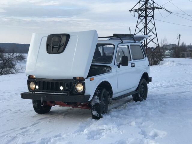 Белый ВАЗ 2121 Нива, объемом двигателя 1.6 л и пробегом 50 тыс. км за 2399 $, фото 1 на Automoto.ua