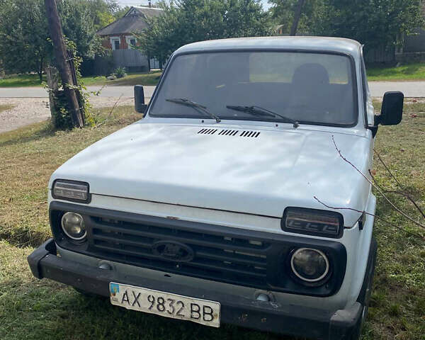 Белый ВАЗ 2121 Нива, объемом двигателя 1.57 л и пробегом 370 тыс. км за 3000 $, фото 1 на Automoto.ua