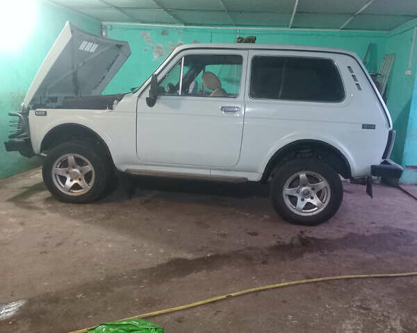 Белый ВАЗ 2121 Нива, объемом двигателя 1.6 л и пробегом 100 тыс. км за 3000 $, фото 1 на Automoto.ua