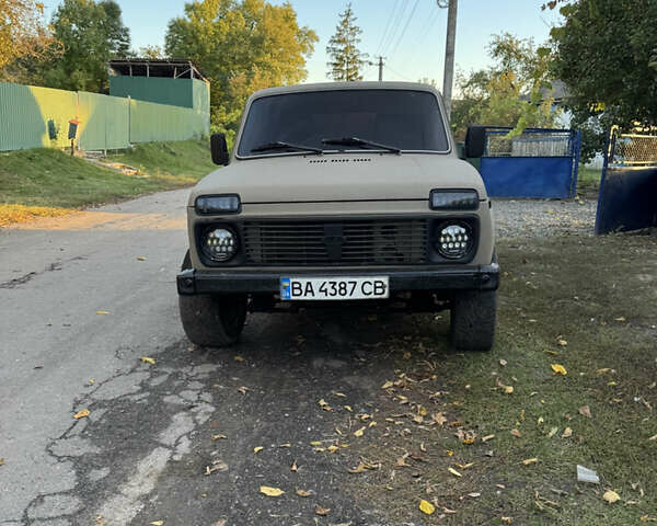Бежевий ВАЗ 2121 Нива, об'ємом двигуна 1.6 л та пробігом 180 тис. км за 3000 $, фото 1 на Automoto.ua