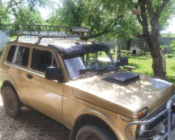 Бежевый ВАЗ 2121 Нива, объемом двигателя 1.6 л и пробегом 150 тыс. км за 2300 $, фото 1 на Automoto.ua
