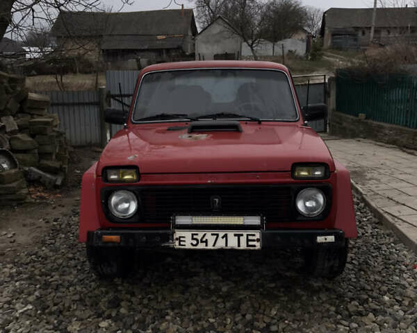 Красный ВАЗ 2121 Нива, объемом двигателя 1.6 л и пробегом 400 тыс. км за 1350 $, фото 1 на Automoto.ua