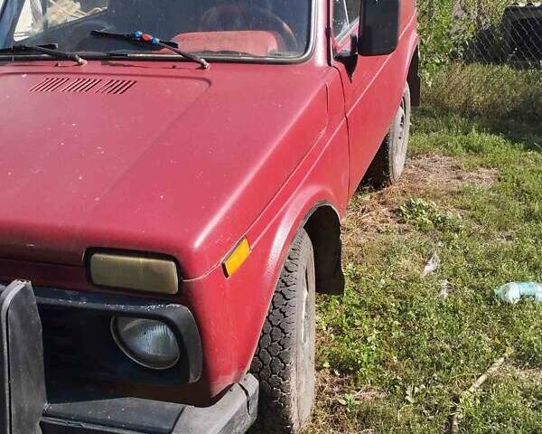 Красный ВАЗ 2121 Нива, объемом двигателя 1.6 л и пробегом 180 тыс. км за 1060 $, фото 1 на Automoto.ua