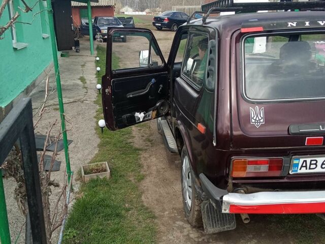 Красный ВАЗ 2121 Нива, объемом двигателя 1.7 л и пробегом 280 тыс. км за 1600 $, фото 1 на Automoto.ua