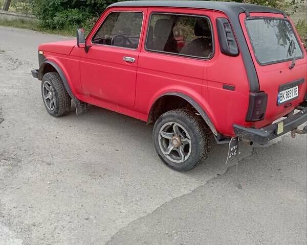 Красный ВАЗ 2121 Нива, объемом двигателя 1.7 л и пробегом 250 тыс. км за 3300 $, фото 1 на Automoto.ua