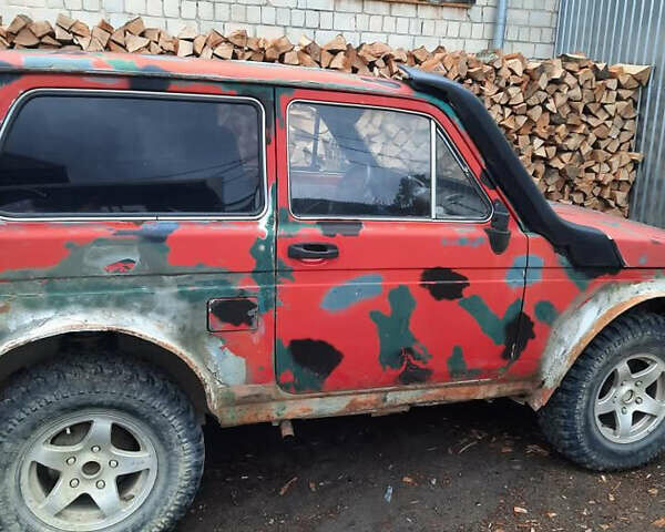Красный ВАЗ 2121 Нива, объемом двигателя 1.6 л и пробегом 200 тыс. км за 850 $, фото 1 на Automoto.ua