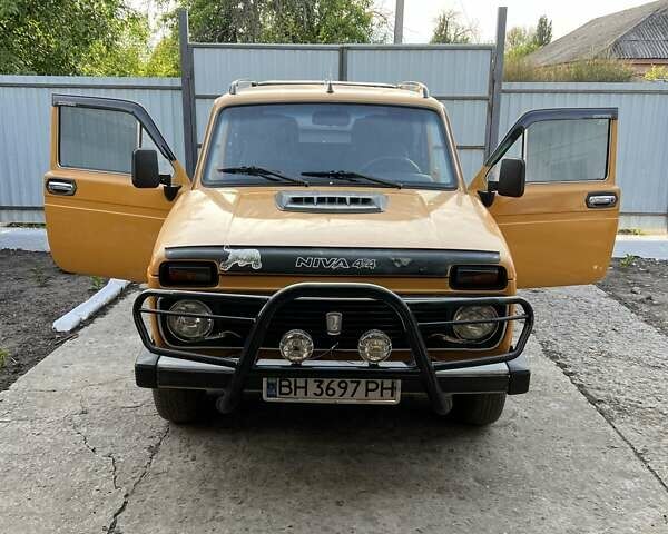 Желтый ВАЗ 2121 Нива, объемом двигателя 1.57 л и пробегом 100 тыс. км за 2800 $, фото 1 на Automoto.ua