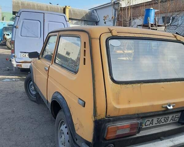 Желтый ВАЗ 2121 Нива, объемом двигателя 1.6 л и пробегом 300 тыс. км за 1350 $, фото 1 на Automoto.ua