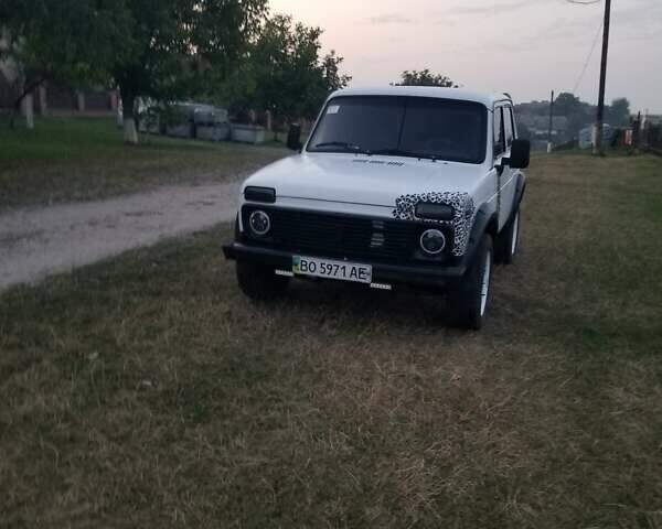 Белый ВАЗ 21213 Niva, объемом двигателя 1.6 л и пробегом 100 тыс. км за 3100 $, фото 1 на Automoto.ua