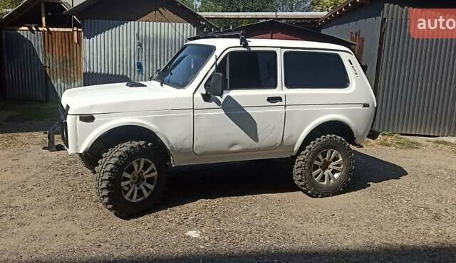 Белый ВАЗ 21213 Niva, объемом двигателя 1.69 л и пробегом 100 тыс. км за 2500 $, фото 1 на Automoto.ua