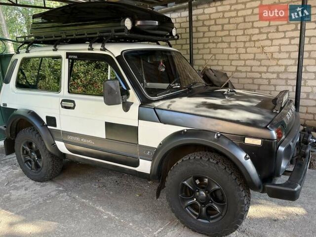 Белый ВАЗ 21213 Niva, объемом двигателя 1.7 л и пробегом 220 тыс. км за 3100 $, фото 1 на Automoto.ua