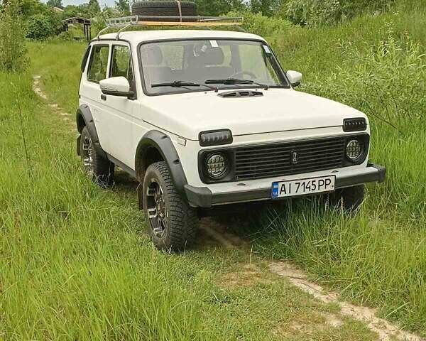 Белый ВАЗ 21213 Niva, объемом двигателя 1.6 л и пробегом 170 тыс. км за 3000 $, фото 1 на Automoto.ua